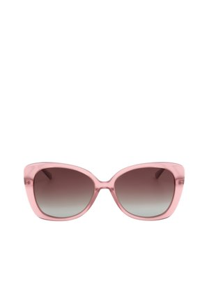 Occhiali da sole rosa a forma di occhio di gatto con lenti scure sfumate su sfondo bianco.