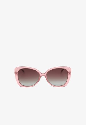 Occhiali da sole rosa a forma di occhio di gatto con lenti scure sfumate su sfondo bianco.