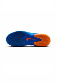 Nike Sport Schuhsohle in Blau mit einem orangefarbenen Akzent. Verfügt über ein Zickzack-Traktionsmuster und ein markantes Swoosh-Logo in Orange.
