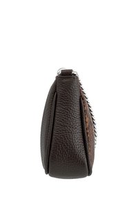 Borsa in pelle marrone con texture, caratterizzata da una finitura liscia, un design cucito e dettagli in catena in tonalità argento lungo il bordo.