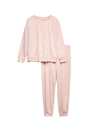 Pyjamasæt i blødt pink stof med hvide hjerte-mønstre. Inkluderer en langærmet top og matchende bukser med elastiske manchetter.