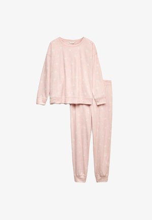 Pyjamasæt i blødt pink stof med hvide hjerte-mønstre. Inkluderer en langærmet top og matchende bukser med elastiske manchetter.