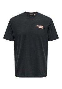 Camiseta de algodón negra de manga corta, con un gráfico pequeño en colores claros en la parte delantera que dice "Midnight Spritz" y un ajuste estándar.