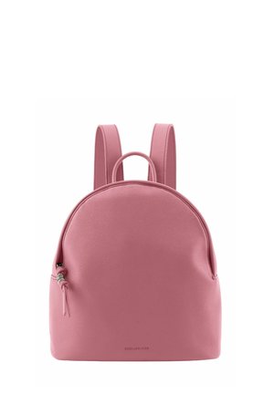 Petit sac à dos en cuir rose avec un dessus arrondi, des doubles bretelles, une poignée supérieure et une tirette latérale avec anneaux métalliques.