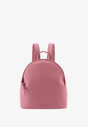 Petit sac à dos en cuir rose avec un dessus arrondi, des doubles bretelles, une poignée supérieure et une tirette latérale avec anneaux métalliques.