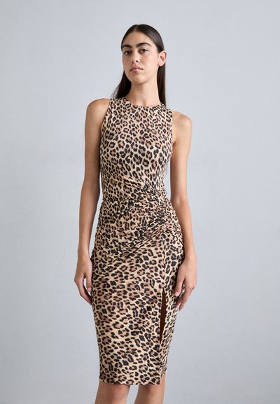Rochie cu imprimeu leopard, fără mâneci, ajustată pe corp, până la genunchi, cu o fanta laterală. Confecționată dintr-un material neted cu un detaliu de talie gathered.