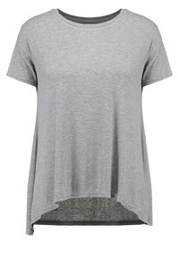 Szara koszulka z krótkim rękawem o prążkowanej fakturze, zaokrąglonym dekolcie i dłuższym tylnym brzegu. Luźny krój o swobodnej sylwetce.