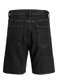 Zwarte denim shorts met een hoge taille, twee achterzakken en subtiele stikdetails. De stof heeft een licht versleten textuur.