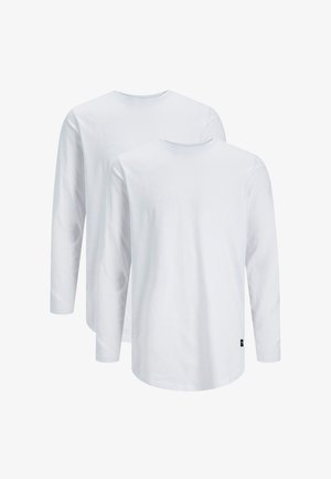 Vit långärmad skjorta i bomull, med rund halsringning, avslappnad passform och etikett på undersidan. Slät yta, utan mönster.