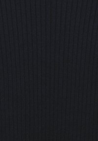 Tissu tricoté côtelé bleu marine foncé avec des rayures verticales texturées, montrant un gros plan du tissage et du motif du matériau.