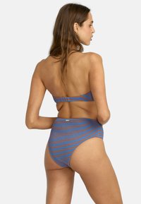 Bikini a vita alta con motivo a righe blu e arancioni. Il top presenta un design a fascia e il tessuto appare liscio e elasticizzato.