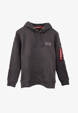 Tmavě šedá mikina s kapucí, přední kapsou, stahovací kapucí, ramením nášivkou a zipovou kapsou na rukávu s červeným štítkem.