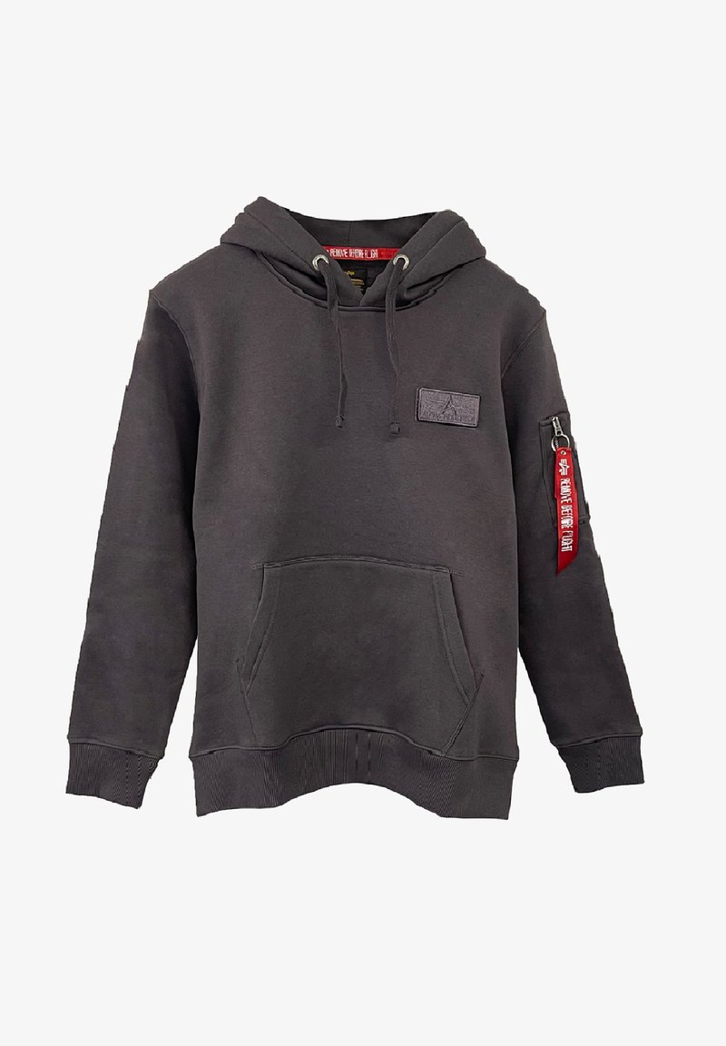 Tmavě šedá mikina s kapucí, přední kapsou, stahovací kapucí, ramením nášivkou a zipovou kapsou na rukávu s červeným štítkem.