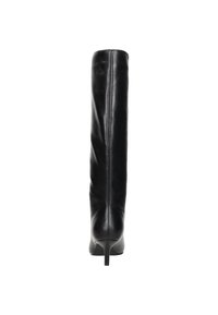 Kniehoge zwarte leren laarzen met een strakke vormgeving, puntige neus en stilettohak, met een gladde textuur en minimale details.