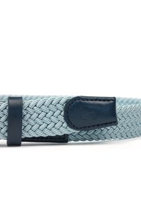 Cintura intrecciata in blu chiaro con dettagli in pelle blu scuro. Presenta una texture intrecciata e un'anello in pelle piatta con dettagli del marchio.
