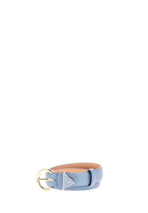 Ceinture texturée bleu clair avec boucle ronde dorée et pendentif triangulaire au logo Guess, roulée et exposée sur fond blanc.