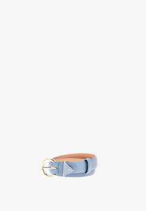 Ceinture texturée bleu clair avec boucle ronde dorée et pendentif triangulaire au logo Guess, roulée et exposée sur fond blanc.