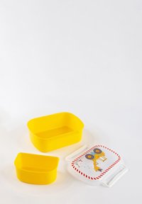 Gelbe zweifächerige Lunchbox mit weißem Deckel, auf dem ein Cartoon-Baumaschine und ein rot gestreifter Rand auf weißem Hintergrund abgebildet sind.