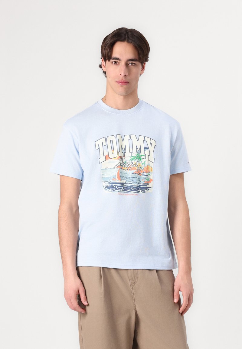 Tommy Jeans - RELAXED ARCH SAILING TEE  UNISEX - Print T-shirt - sweet blue, Enlarge
