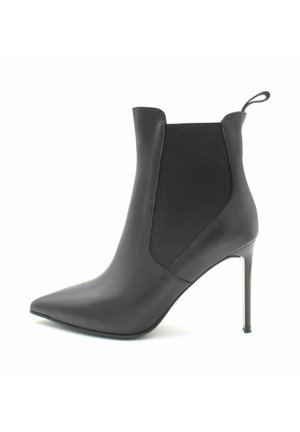 Zwarte leren enkellaars met spitse neus, elastische zijpanelen, een treklip aan de achterkant en hoge stilettohak op een witte achtergrond.