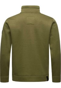 Pullover verde a coste con colletto alto, caratterizzato da una finitura testurizzata, un piccolo emblema sulla manica sinistra e un orlo diritto.