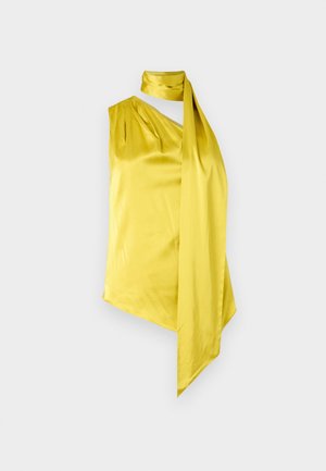 Top galben din satin, asimetric, fără mâneci, cu înfășurare la gât și eșarfă lungă atârnând, pe fundal alb.