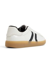 Weißer Sneaker mit schwarzen Akzenten und strukturierten Einsätzen, flaches Design, Schnürverschluss und Gummisohle.