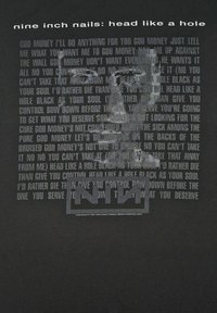Svart t-shirt med texten "nine inch nails: head like a hole" i vitt. Bakgrunden har upprepade textrader i varierande nyanser av grått.