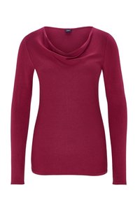 Długi rękaw sweter damski w głębokiej czerwieni z luźnym dekoltem w kształcie łódki, dopasowanym kroju i miękkim dzianinowym materiale.