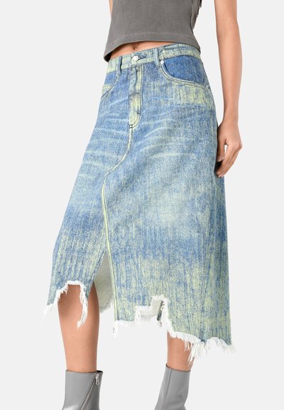 Gonna di jeans azzurro chiaro con orlo sfrangiato, vita alta e spacco laterale; presenta cuciture a contrasto e chiusura con zip e bottone.