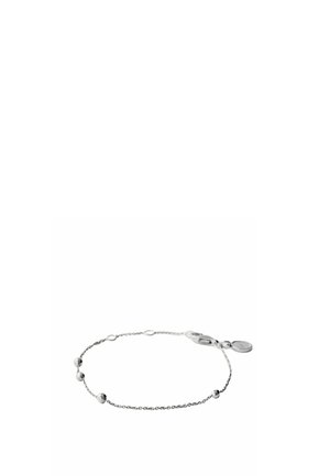 Delicado brazalete de cadena de plata con pequeñas cuentas de plata espaciadas uniformemente y cierre de langosta con una placa ovalada.