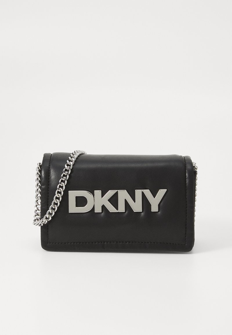 Schwarze Leder-Clutch mit einem silbernen Kettenriemen und prominentem silbernen "DKNY"-Logo. Glatte Textur mit klaren Linien und minimalistischem Design.