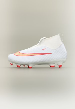 Weißer Nike-Fußballschuh mit roten Stollen, orange-rotem Swoosh, schnürlosem Design und hohem Knöchelkragen auf neutralem Hintergrund.