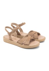 Valkoiset mokkasandaalit, joissa on ristikkäiset hihnat ja säädettävä solki. Niissä on kudottu espadrillotyylinen alusta. Littee pohjamuotoilu.