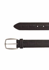 Ceinture en cuir marron foncé avec une finition texturée, dotée d'une boucle en métal argenté et de coutures blanches le long du bord.