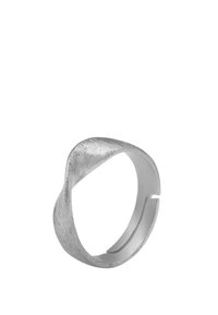 Sølvring med et teksturert, bølgete design. Åpen struktur, glatt innerside og matt finish som forbedrer det moderne utseendet.