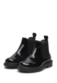 Czarne lakierowane botki Chelsea z elastycznymi panelami po bokach, okrągłymi noskami i uchwytami dla łatwiejszego zakładania. Płaskie gumowe podeszwy.