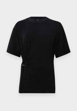 Must vest, lühikeste varrukatega T-särk, mis on valmistatud pehmest džerseekangast, küljes on sõlmeelement hõbedase aktsendiga. Klassikaline ümar kaelus.