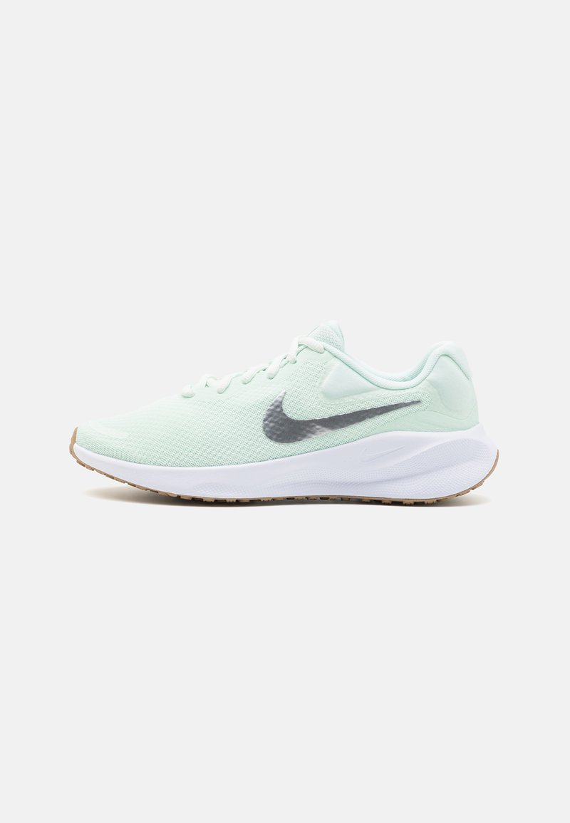 Lys grønn mesh løpesko med en hvit mellomsåle, grå swoosh-logo og en lett teksturert gummisåle. Har snøring.