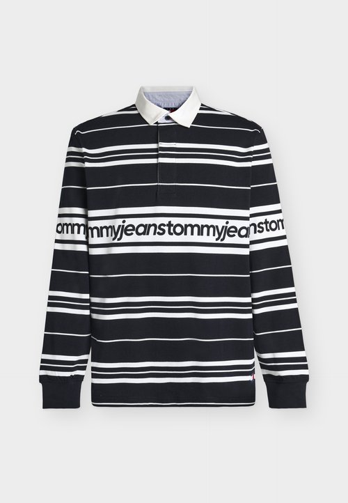 Černo-bílé proužkované polo s dlouhým rukávem, bílým límečkem a nápisem „tommyjeans“ opakujícím se přes hrudník a rukávy.