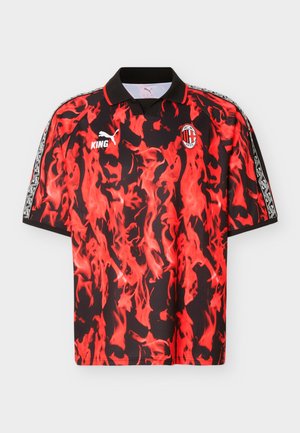 AC Milan fodboldtrøje med rød og sort flammemønster, sort krave, Puma-logo og AC Milan-emblem på brystet.