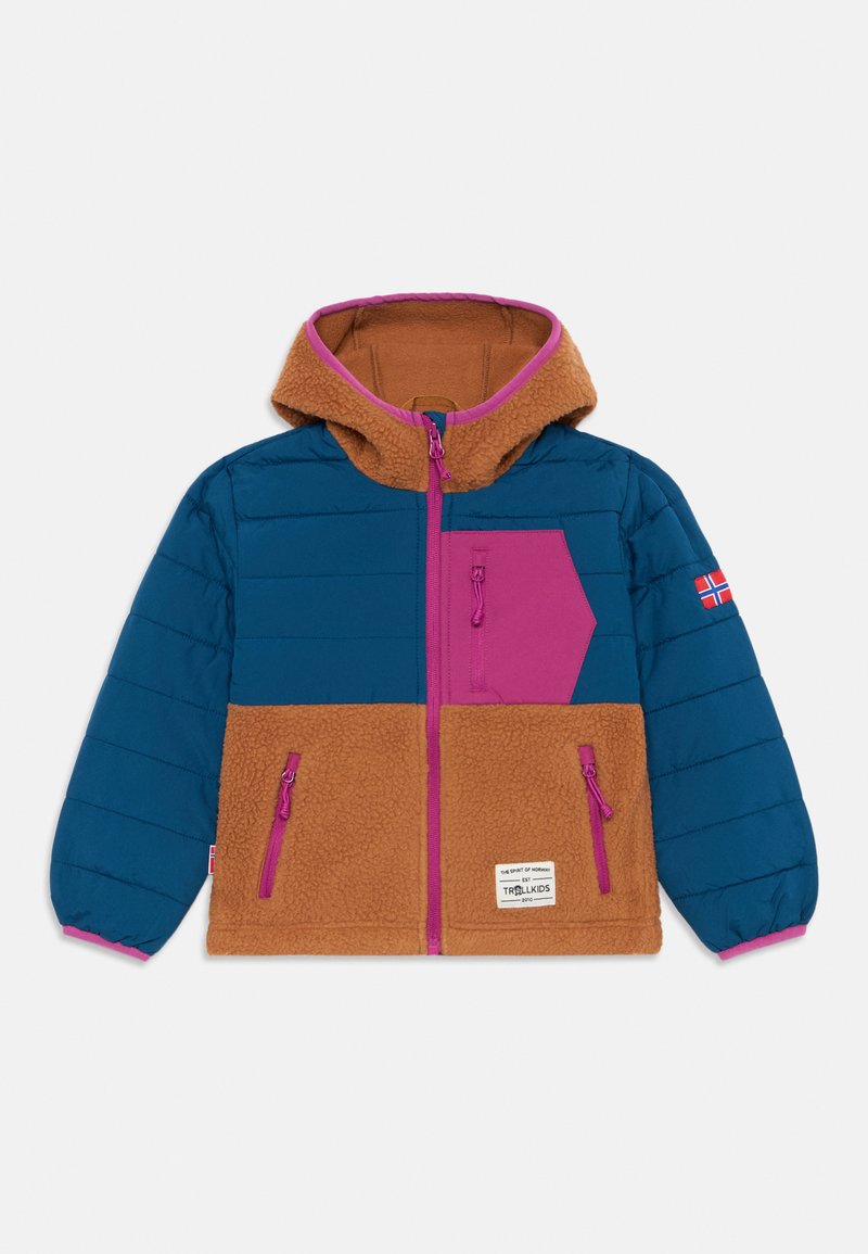 Barevná péřová bunda s modrou horní částí, hnědým fleecem dole a růžovými akcenty. Má kapuci a více zipových kapes.