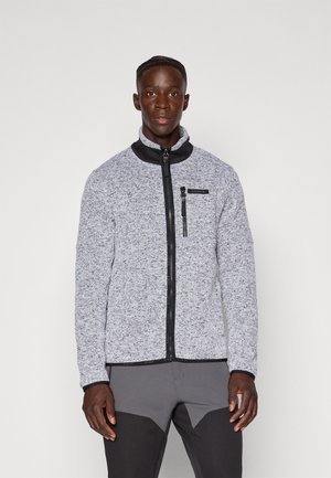 Veste en polaire grise avec un col haut, des accents noirs, une fermeture éclair à l'avant et une poche poitrine. Le tissu texturé offre chaleur et confort.