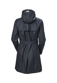 Donkerblauwe waterdichte regenjas met capuchon, taille met ceintuur en zichtbaar wit "HH"-logo op de achterkant van de capuchon, van achteren gezien.