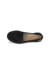 Scarpa slip-on in pelle scamosciata nera con tomaia testurizzata, dettagli cuciti e suola in gomma a profilo basso. Fodera interna in una tonalità chiara.