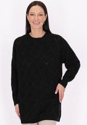 Pulover negru tricotat cu un model în diamant, cu guler rotund, mâneci lungi și o croială lejeră. Textura pare moale, cu o strălucire subtilă.