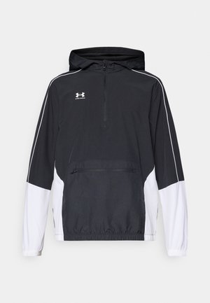 Schwarz-weißer Pulloverjacke mit Kapuze, halber Reißverschluss vorne, elastischen Bündchen, frontaler Tasche, weißen Seitenpanelen und gesticktem Logo auf der Brust.