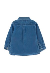 Camicia in denim blu a maniche lunghe con polsini abbottonati, dettaglio con piega sul retro e colletto classico, distesa piatta con il lato posteriore in alto.