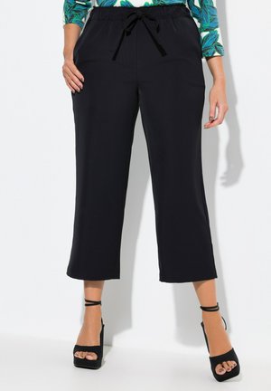 Zwarte cropped broeken met een elastische tailleband en een trekkoorddetail. Glad materiaal, relaxte pasvorm en recht gesneden ontwerp.