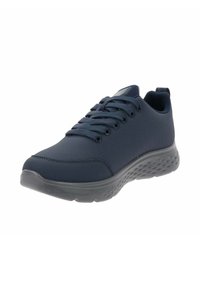 Sneaker blu navy realizzato in tessuto testurizzato, con lacci tondi, suola imbottita e punta rinforzata per una maggiore durata.